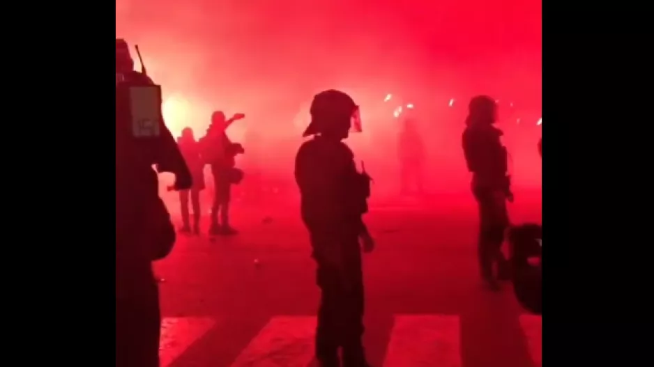 (Βίντεο) Yποδέχθηκαν την αποστολή με φωτοβολίδες, μπουκάλια και αναπτήρες!