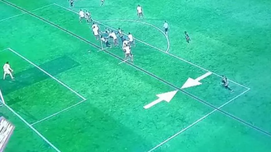 (Βίντεο) Μέτρησε ΓΚΟΛ λόγω κάμερας στον προβολέα!