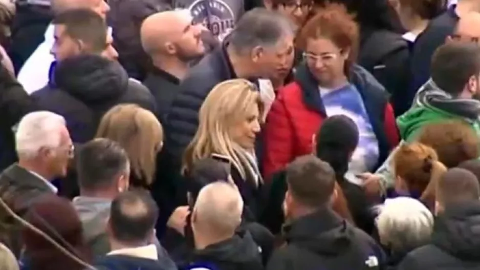 Στο Σύνταγμα και η Μαρία Καρυστιανού – Έγινε δεκτή με καθολικό χειροκρότημα
