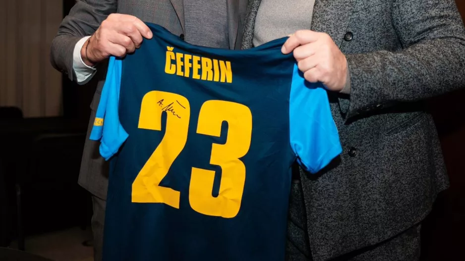 Φανέλα και κρασάκι για τον Ceferin πριν το Celje-ΑΠΟΕΛ!