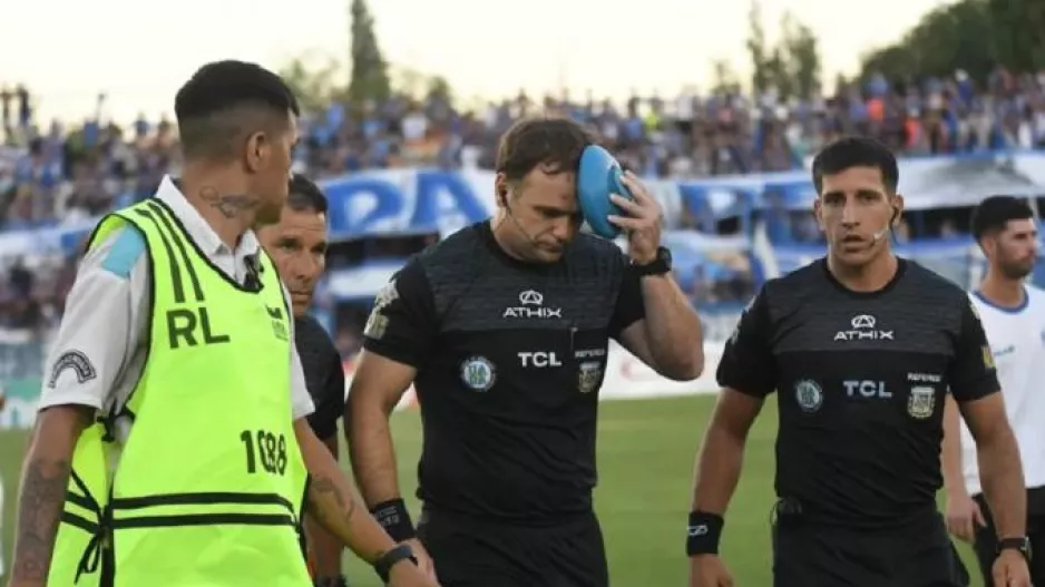 Σκηνές χάους: Βοηθός διαιτητή δέχτηκε... κοντάρι σημαίας στο κεφάλι (Βίντεο)