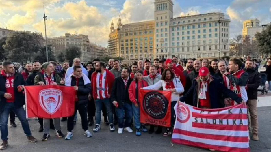 «Ερυθρόλευκο» πάρτι με περισσότερους από 700 φίλους του Ολυμπιακού στην Placa de Catalunya!