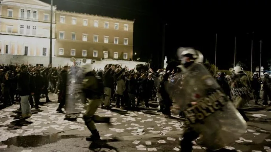 Επτά συλλήψεις, πέντε τραυματίες από τα επεισόδια στο Σύνταγμα - Προσαγωγές και στη Θεσσαλονίκη