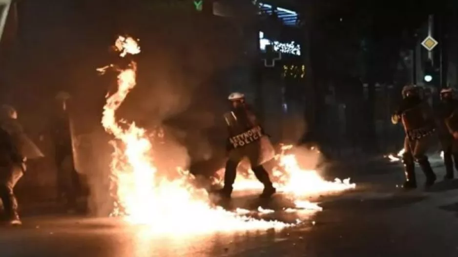 Επεισόδια με μολότοφ στο Σύνταγμα, μετά τη λήξη του συλλαλητηρίου για τα Τέμπη