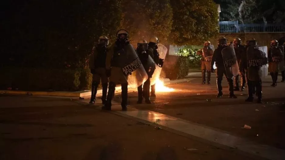 Επεισόδια και φωτιές στο Σύνταγμα (Φώτος)