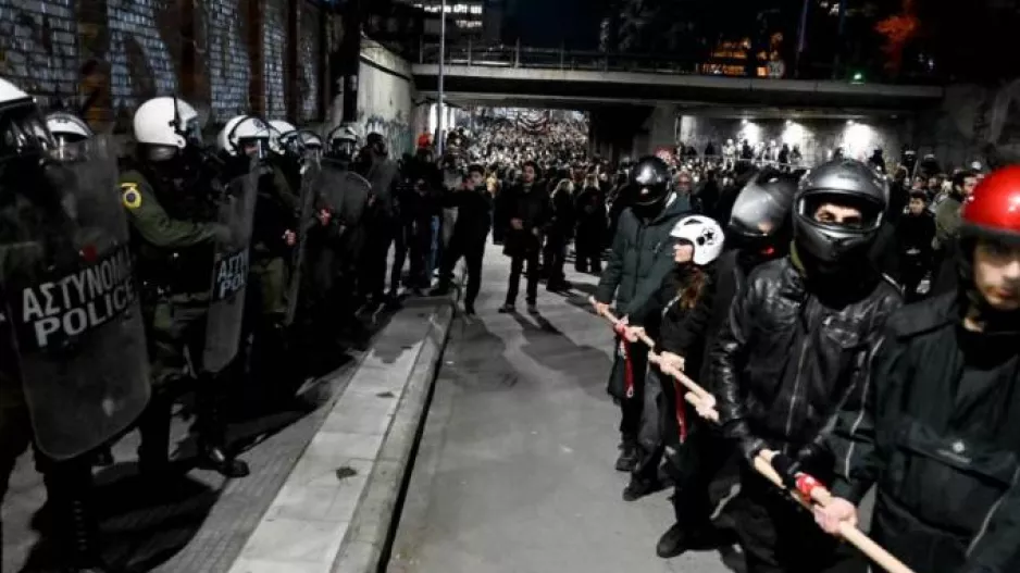 (Βίντεο) Επεισόδια ΚΑΙ στη Θεσσαλονίκη για τα Τέμπη/Χρήση μολότοφ και χημικών