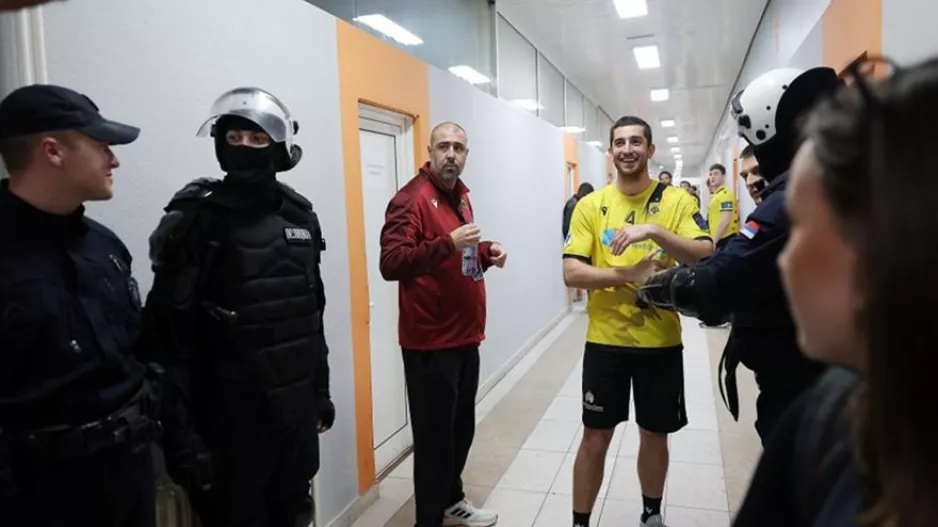 Οριστική αναβολή στο Παρτίζαν-ΑΕΚ μετά τη ρίψη κροτίδων από τους Σέρβους!