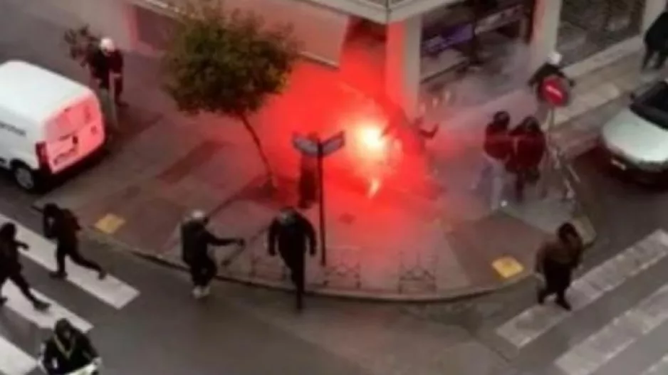 Οπαδικό επεισόδιο: Φίλοι του Άρη επιτέθηκαν σε πεζό με πυρσό (βίντεο)