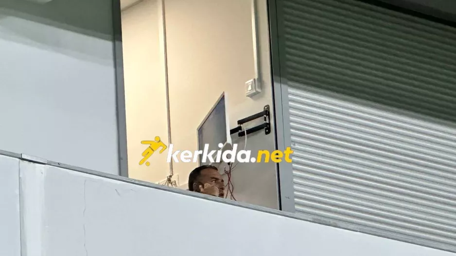 (Φώτος Kerkida) Οδηγίες... από τα θεωρεία ο Σωφρόνης!