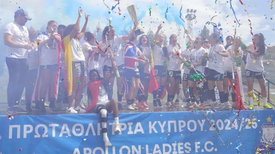 (Φώτος) Διπλή απονομή για τις Apollon Ladies 