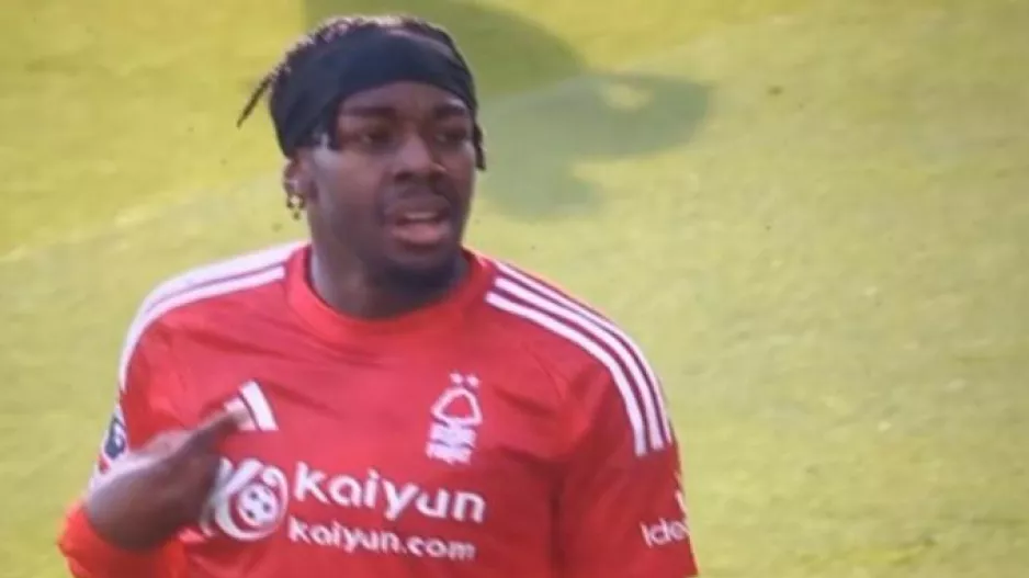 Έδειξε το σήμα της Adidas αντί της ομάδας του!