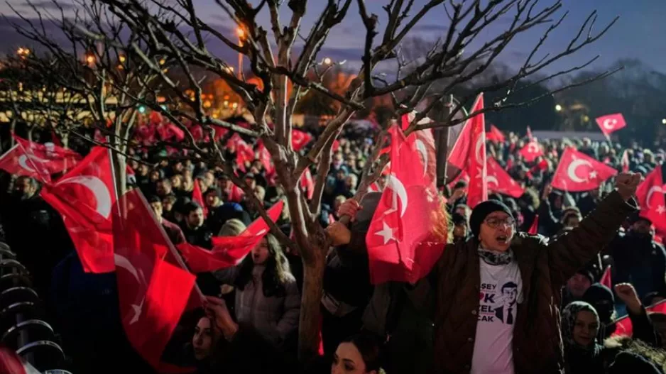 Σύλλυψη Ιμάμογλου/Χιλιάδες διαδηλωτές για 2η μέρα στους δρόμους!