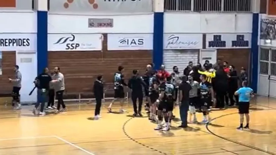 (ΒΙΝΤΕΟ) Σύρραξη... στο Ανόρθωση-Παρνασσός/Νίκη για την "Κυρία"