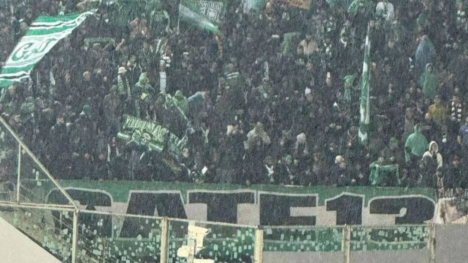 “Τρελαμένοι” στη βροχή οι οπαδοί του Παναθηναϊκού