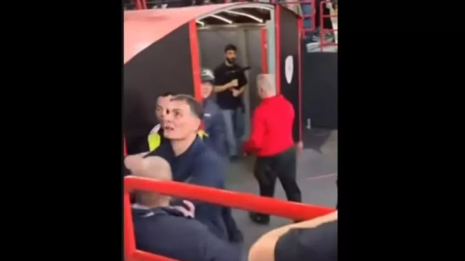 (Βίντεο) Το φραστικό επεισόδιο Μπαρτζώκα-οπαδού από το ΣΕΦ!