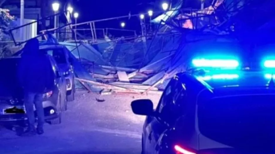 Γκρεμίστηκε σκαλωσιά και διέλυσε πάνω από 20 αυτοκίνητα