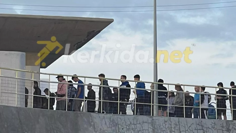 Από...νωρίς κόσμος στα εκδοτήρια (Φώτο kerkida)