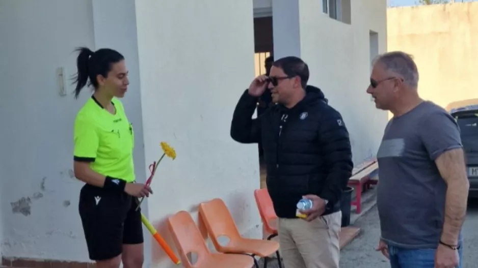 Ωραίο... με λουλούδι στην διαιτητή!