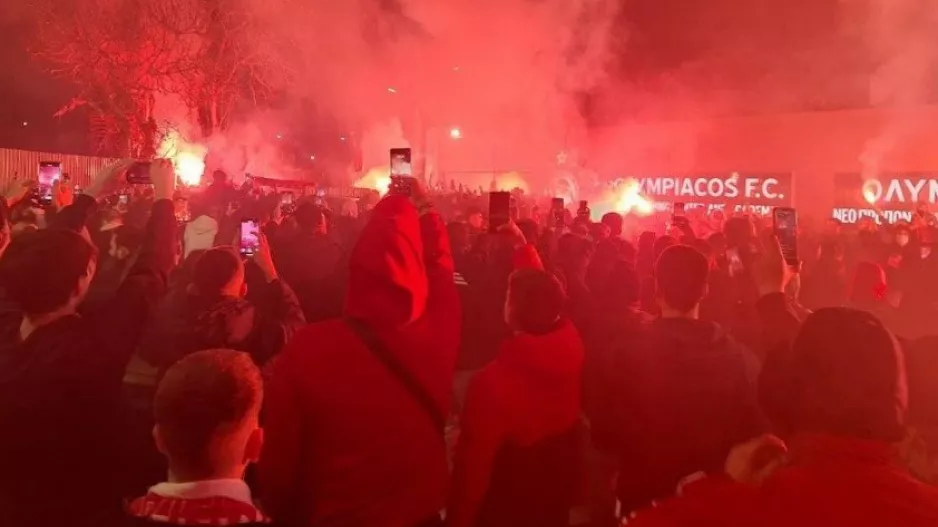 Χαμός στο Ρέντη: Αποθέωση για παίκτες και Μεντιλίμπαρ απ' τους οπαδούς του Ολυμπιακού! (Βίντεο)