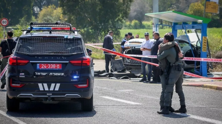 Τρομοκράτης μαχαίρωσε στρατιώτη και πυροβόλησε 75χρονο που οδηγούσε το αυτοκίνητό του