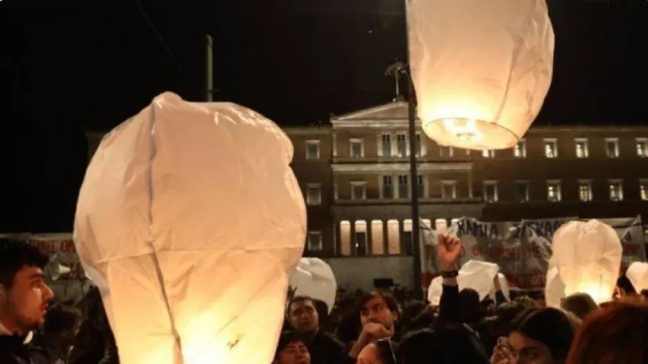 (Βίντεο/Φώτος) Φαναράκια μνήμης για τα 57 θύματα των Τεμπών