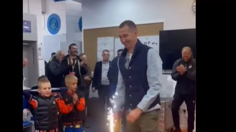 (Βίντεο) Νίκη, τούρτα και... "σας ευχαριστώ για το καλύτερο δώρο σήμερα"