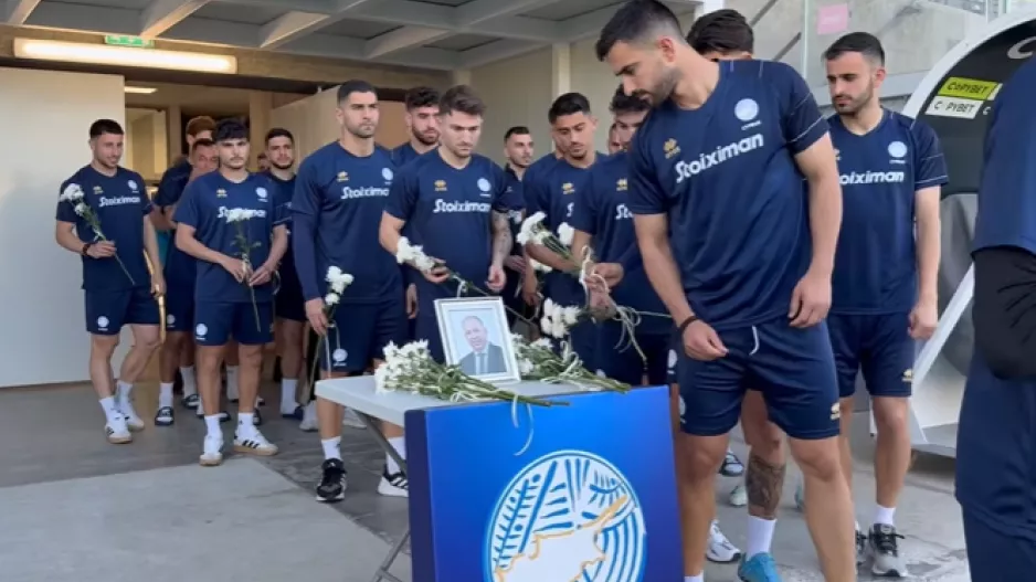 (Βίντεο) Λουλούδια στη μνήμη του Αυξέντη από τους διεθνείς μας