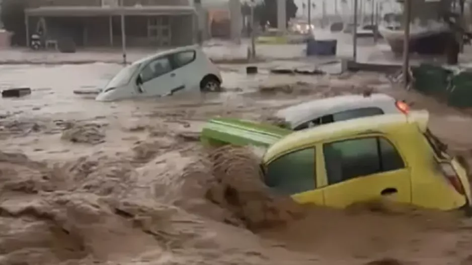(Βίντεο) Πάρος: Ορμητικοί χείμαρροι οι δρόμοι, 112 για απαγόρευση μετακίνησης με οχήματα
