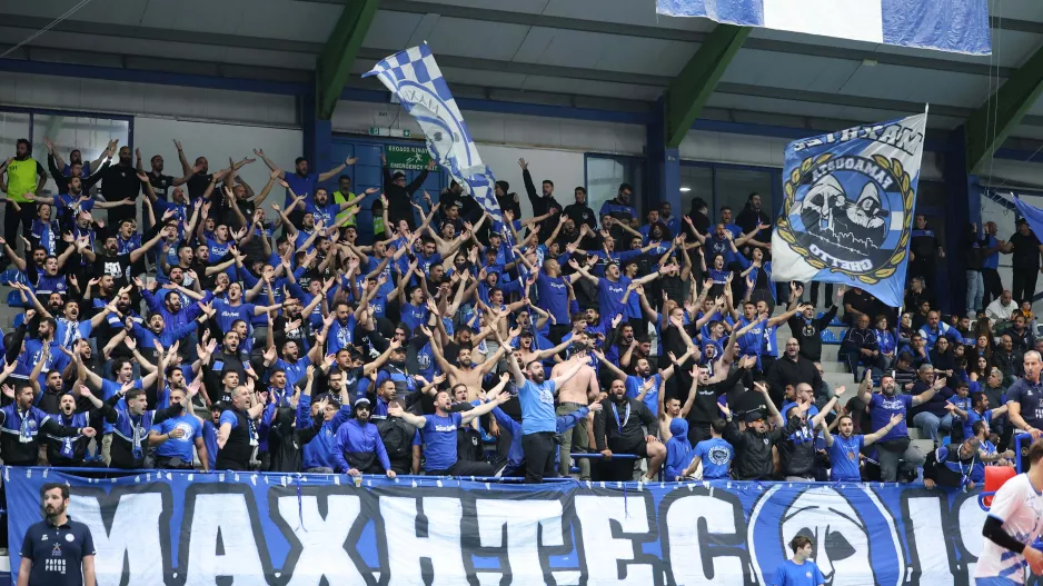 "Εικόνες που σπάνια τις συναντάς, όλο το γήπεδο τραγούδησε για ήρωες και τα ιδανικά της πατρίδας"