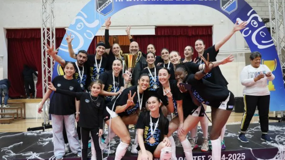 (Φώτος) Η απονομή τροπαίου στην Ολυμπιάδα