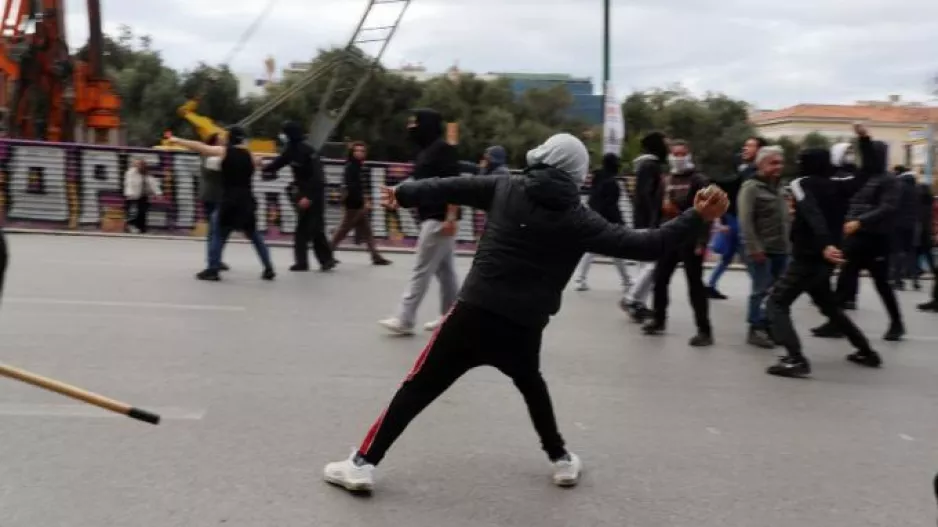 Τραυματίες σε σοβαρά επεισόδια ΠΑΟΚτσήδων-ΑΕΚτζήδων στην Εθνική οδό