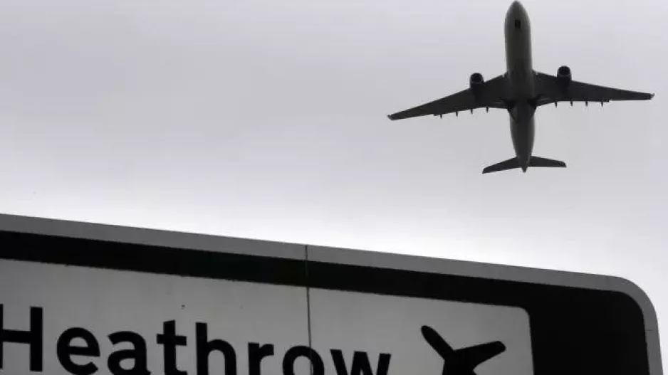 Παγκόσμιο ταξιδιωτικό χάος: Κλειστό το αεροδρόμιο Χίθροου λόγω φωτιάς σε υποσταθμό - Ακυρώσεις και εκτροπές πτήσεων