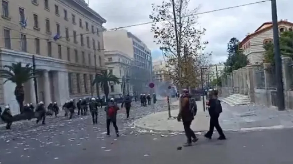 Ελεύθεροι οι 7 από τους 14 που συνελήφθησαν στα επεισόδια στη συγκέντρωση για τα Τέμπη