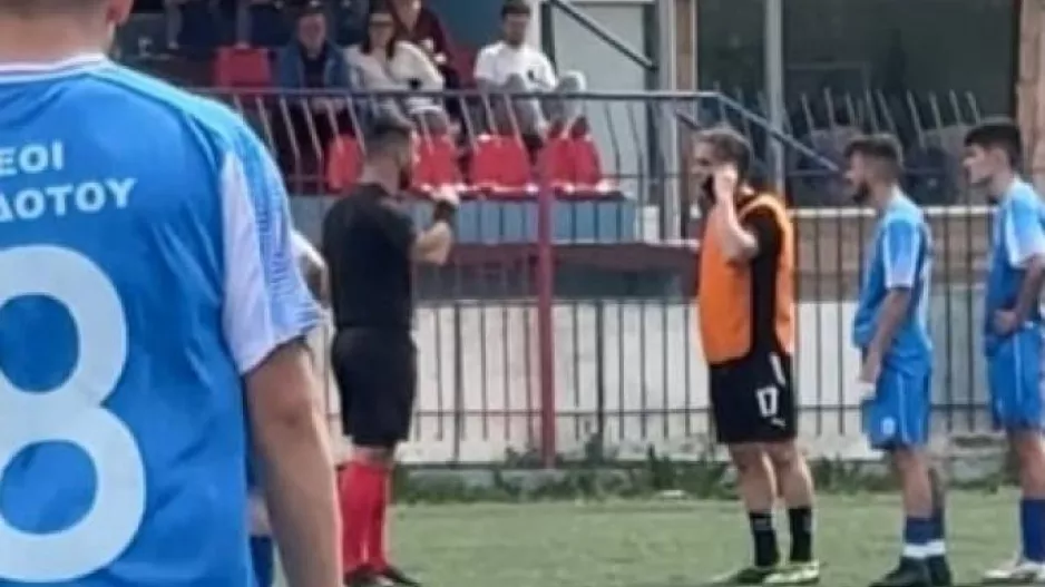 (Βίντεο) Διέκοψε τον αγώνα και ανέλαβε… ρόλο διαιτητικού συμβούλου μέσω τηλεφώνου!