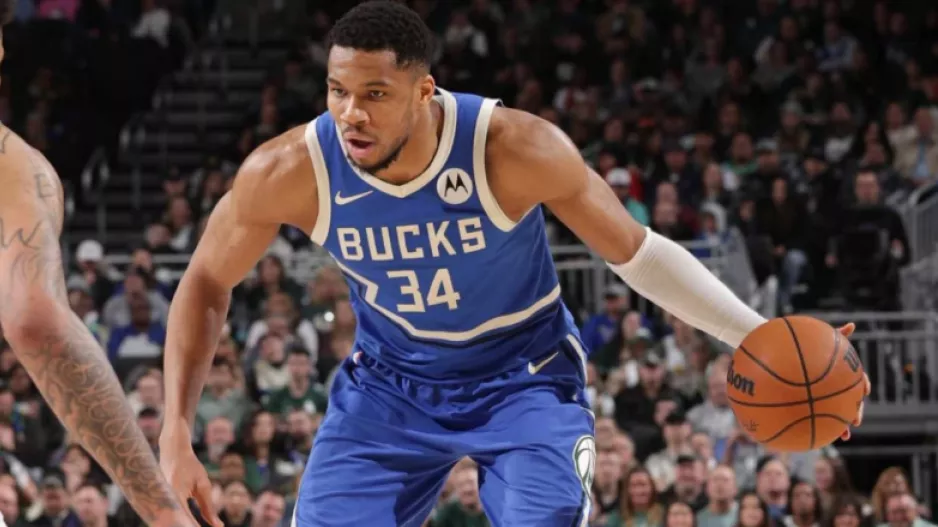 «Εξωγήινος» Γιάννης με ασύλληπτο triple double κόντρα στους Σίξερς