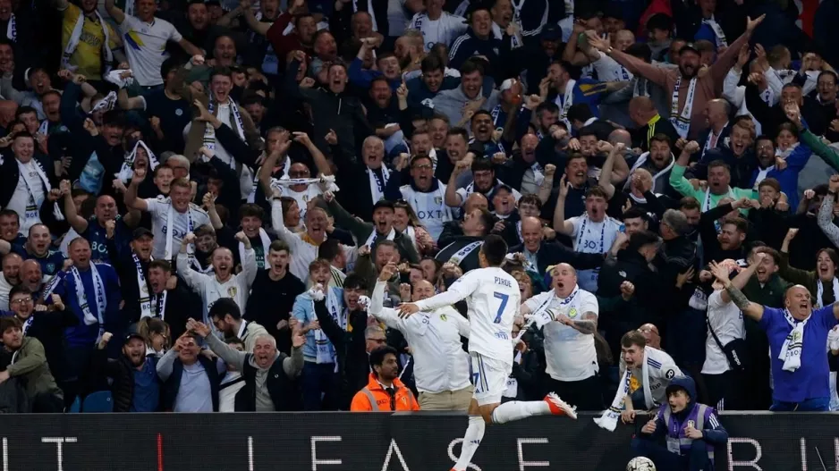Η Λιντς είναι με το 1,5 πόδι στην Premier League – Χατ – τρικ, 4-0 στο μισάωρο!
