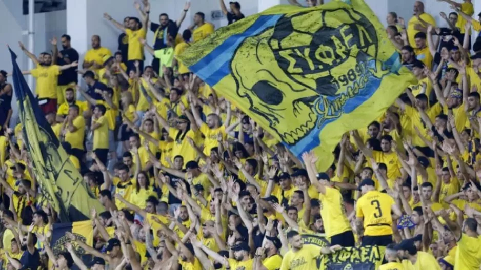 Περιμένει και ο κόσμος...