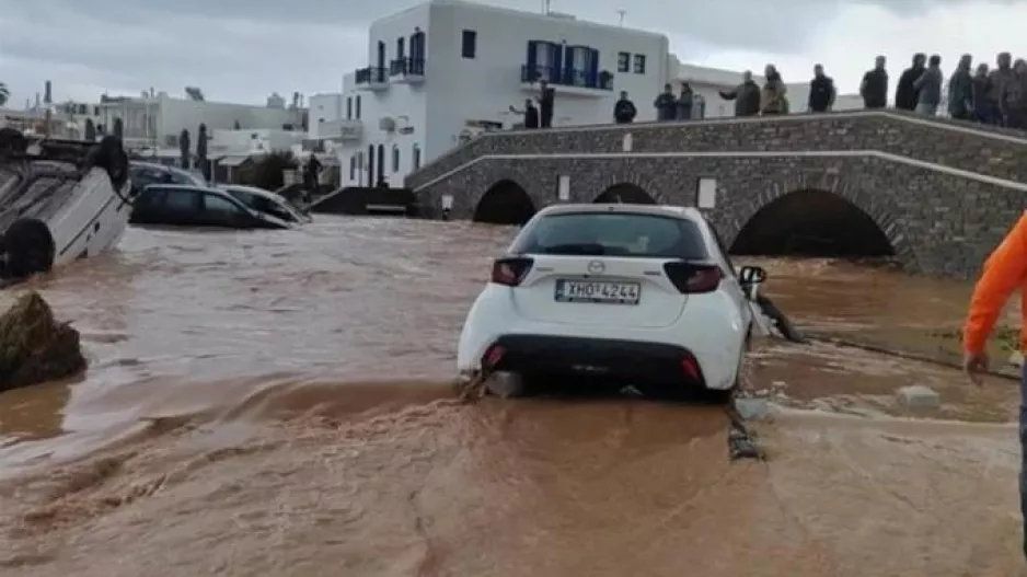 Στο έλεος της κακοκαιρίας οι Κυκλάδες