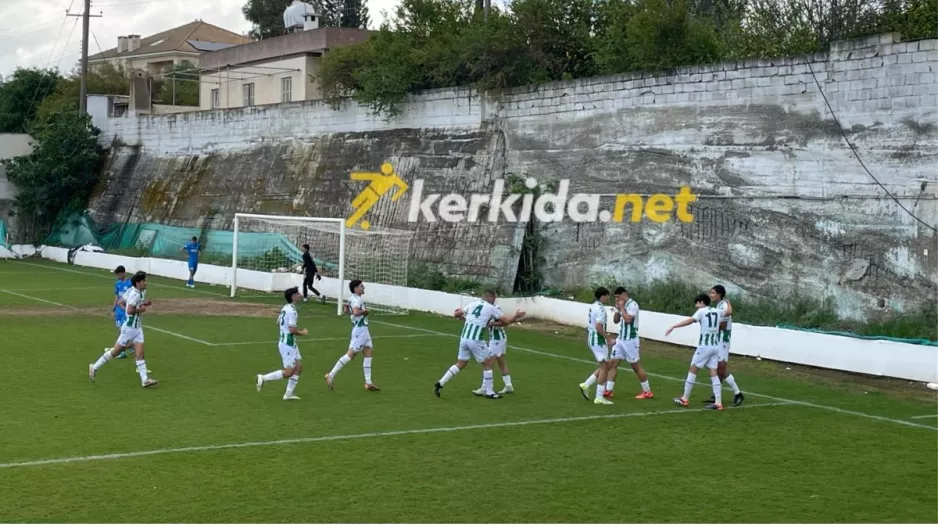 Κέρδισε και είναι αγκαλιά με τον τίτλο