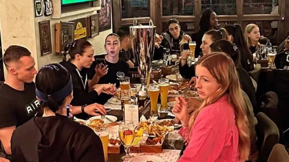 Πάρτι... στο Finders Bar & Grill