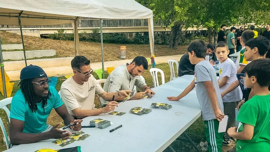Μοίρασαν... αυτόγραφα