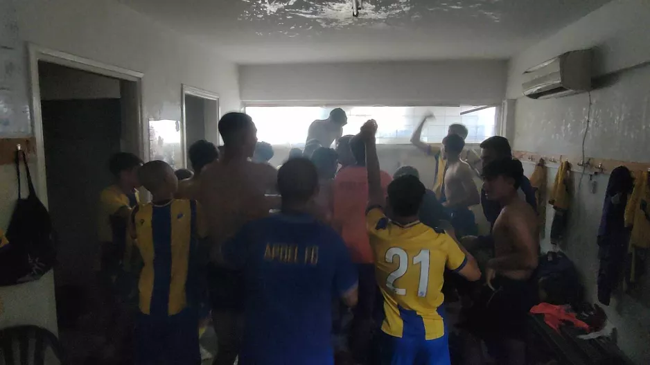 Χαμός στα αποδυτήρια (ΑΠΟΕΛ Κ16)!