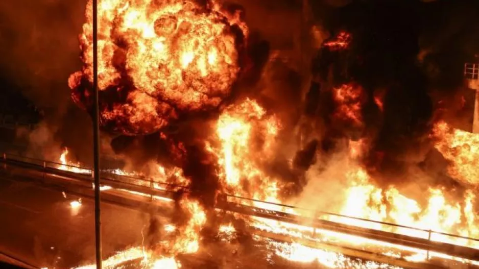 Ανάσταση με βόμβες μολότοφ στον Νέο Κόσμο (βίντεο)