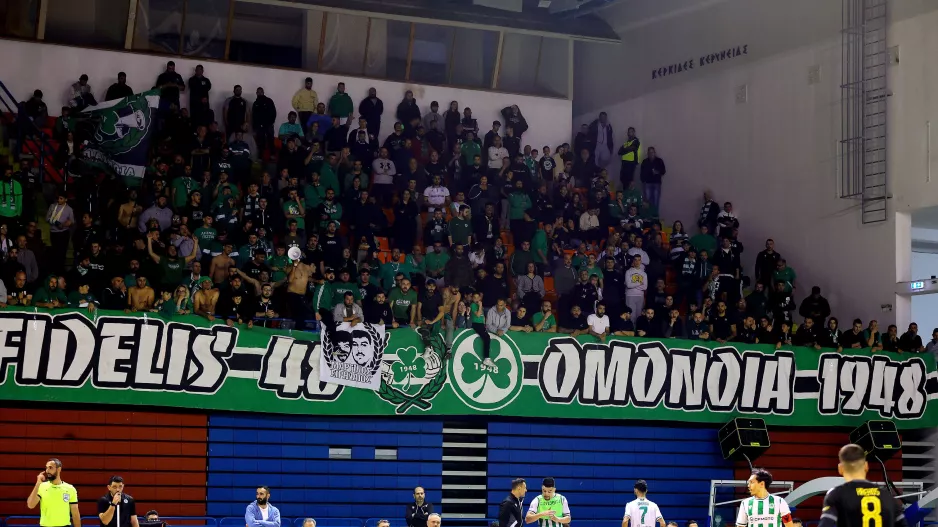 "Ψηλά το κεφάλι μάγκες/Ο πράσινος λαός έδωσε βροντερό παρών"