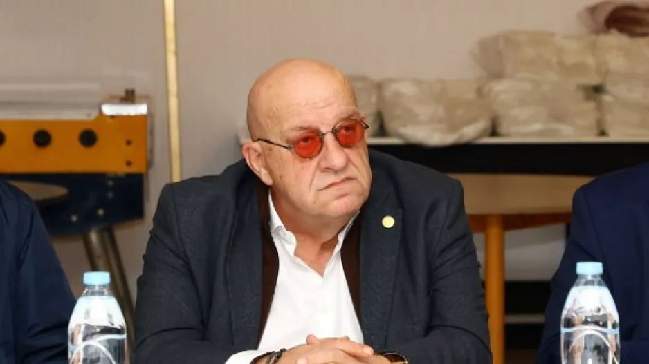 ΕΔΩ...για τους "2"