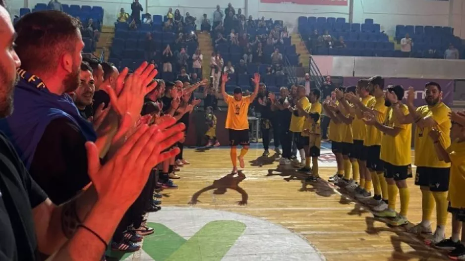 Υπόκλιση… στον αρχηγό 