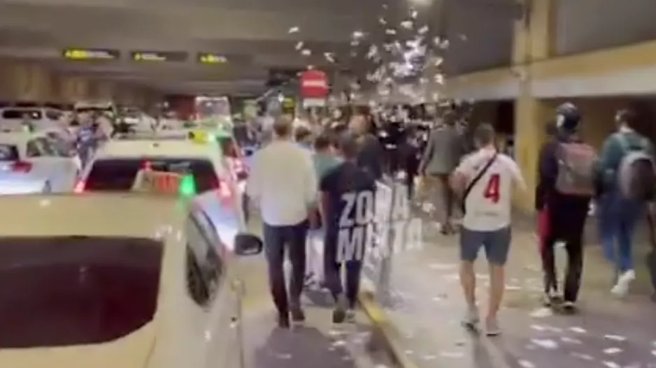 (ΒΙΝΤΕΟ) Πέταξαν ψεύτικα χαρτονομίσματα στους παίκτες ως ένδειξη διαμαρτυρίας!