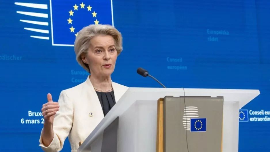 Ούρσουλα φον ντερ Λάιεν: Σημαντικό βήμα σταθεροποίησης το «πάγωμα» των δασμών Τραμπ