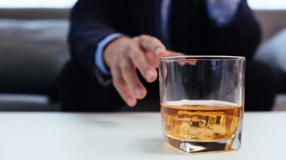 Η βαριά κατανάλωση αλκοόλ σχετίζεται με αυξημένο κίνδυνο εμφάνισης εγκεφαλικών βλαβών