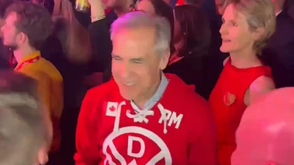 Viral τα βίντεο με τον πρωθυπουργό του Καναδά να γιορτάζει τη νίκη του χορεύοντας ραπ